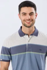Remera polo de manga corta con diseño de franjas horizontales en tonos azul, beige, marrón y celeste. Cuenta con cuello camisero, cierre frontal de dos botones y pequeño logo bordado en el pecho.