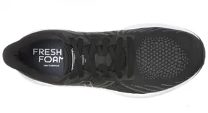 Championes de running New Balance Fresh Foam X 1080v13, color negro con detalles en gris y blanco.