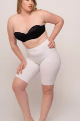 Calza biker modeladora color blanco confeccionada en lycra reforzada de toque suave. Ideal para usar debajo de vestidos y faldas para modelar suavemente la figura.