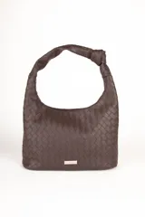 Cartera tipo hobo de símil cuero marrón con diseño trenzado y asa fija con nudo. Cuenta con tres bolsillos en su interior.