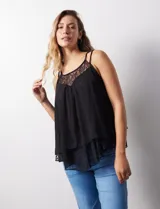 Blusa negra de gasa con breteles finos trenzados, escote redondo y capas superpuestas de encaje y gasa en el frente.