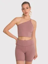 Top deportivo de un solo hombro con diseño asimétrico y tirante fino, confeccionado en tejido técnico elástico con sujetador integrado y almohadillas removibles.
