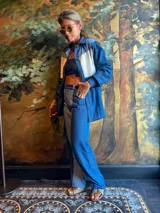 Camisa de jean con bloque de color blanco en la parte superior, de corte holgado y manga larga.