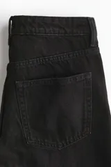 Bermudas de cinco bolsillos confeccionadas en denim de algodón rígido. Presentan un diseño de talle alto con cierre de cremallera y botón.
