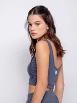 Top deportivo negro con efecto brillante (sparkles), escote cuadrado y tirantes anchos.