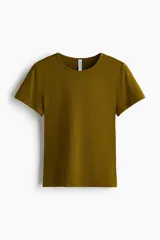 Remera de manga corta entallada, confeccionada en punto suave de color verde militar, con cuello redondo fino ribeteado y bajo recto.