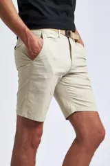 Bermuda tipo chino de gabardina, con cierre de cremallera y botón, bolsillos laterales y traseros, y pasacintos.