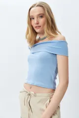 Top strapless negro con efecto desteñido.