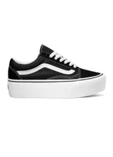 Championes Vans modelo UA Old Skool Stackform, de color negro con la clásica franja lateral blanca y suela de plataforma alta en color blanco.