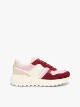 Zapatillas Tommy Jeans modelo Cleated Runner Suede Mix, de diseño urbano y deportivo con combinación de colores rosa, bordó, beige y blanco. Presentan suela dentada y detalles de la marca en el lateral.