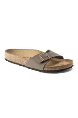 Sandalia Birkenstock modelo Madrid, color taupe, con una tira ancha ajustable con hebilla metálica. Plantilla anatómica de corcho y látex, forrada en ante. Suela de goma EVA. Fabricada en Alemania.