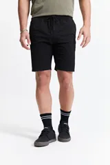 Bermuda de gabardina con diseño de cinco bolsillos, cintura elástica con cordón de ajuste y corte recto.