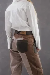 Pantalon de gabardina corte barrel con diseño de paneles en tonos tierra. Presenta un calce tipo babucha con estructura bombé, costuras reforzadas con pespuntes en contraste y cierre frontal con botón.