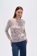 Sweater de punto con estampado animal print, cuello redondo a la base y mangas largas. Presenta un corte holgado y cómodo.