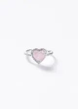 Anillo de plata 925 con piedra central en forma de corazón de color rosado, rodeada de zirconias cúbicas y pavé de zirconias en el cuerpo.