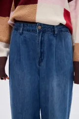 Pantalón slouchy de jean negro con pinzas en la cintura y tiro alto.