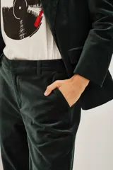 Pantalón de corte oxford confeccionado en velvet de algodón, con cierre frontal oculto, gancho metálico y botón interno. Presenta bolsillos diagonales, bolsillo ojal en la parte trasera y presillas en la cintura.