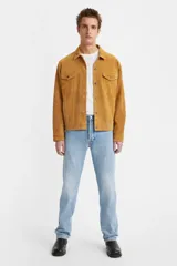 Pantalón de jean celeste de corte recto, con tiro medio y cierre de botones.