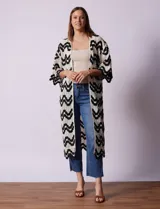 Cardigan largo de crochet color crudo con diseño de ondas en negro.