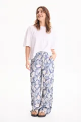 Pantalón ancho de lino con estampado en blanco y negro, cintura elástica con cordón de ajuste y bolsillos laterales.