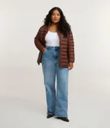 Campera puffer acolchada de corte relajado, con cuello alto, cierre frontal de cremallera y bolsillos laterales. Confeccionada en microfibra de poliamida ultraligera, resistente al agua y respirable.