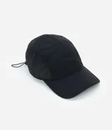Gorra deportiva de poliamida con visera curva, paneles laterales microperforados para mayor ventilación y regulador trasero ajustable.