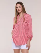 Blusa holgada de manga tres cuartos regulable con presilla y botón, escote en V con cuello mao y pechera corta con botones. Presenta bajo redondeado con aberturas laterales y diseño a rayas.