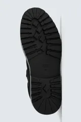 Bota de caña baja con acabado en serraje, horma redonda y suela track con volumen.