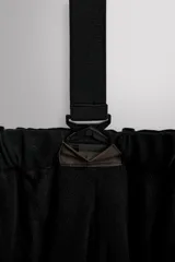 Pantalón deportivo de esquí color negro, confeccionado en tejido técnico impermeable de tres capas con costuras y cremalleras termoselladas. Cuenta con tirantes elásticos regulables, cintura ajustable, bolsillos frontales con cierre, refuerzos en la parte inferior de la pernera y sistema de rescate RECCO integrado.