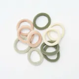 Pack de 10 gomas elásticas para el pelo en tonos variados, incluyendo verde oliva, beige, rosa suave y texturas brillantes.