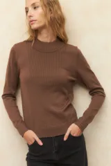 Polera color borgoña de tejido de punto con cuello alto y mangas largas.