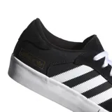 Championes urbanos Adidas modelo Matchbreak Super, color negro con las icónicas tres rayas laterales en blanco. Presentan una suela de goma vulcanizada blanca y detalle de logo dorado en el lateral.