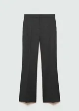 Pantalon de vestir estilo flare en color gris oscuro, con diseño de corte campana, bolsillos laterales y cierre oculto con botón, gancho y cremallera.