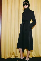 Blazer cruzado Zara de color negro, con cuello de solapa, manga larga y bolsillos laterales ocultos en la costura. Cuenta con cierre frontal de botones.