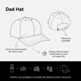 Gorra color ladrillo con logo bordado de un sol naciente en blanco.