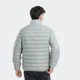 Campera puffer negra con cierre frontal, cuello alto y diseño acolchado horizontal. Cuenta con logo pequeño en el pecho.