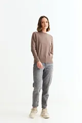 Sweater de punto liso color marrón topo, con cuello redondo y manga larga. Presenta un detalle de tres botones pequeños en la abertura del puño.