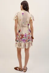Vestido corto cruzado de viscosa con estampado floral multicolor, escote en V con detalle de encaje, mangas cortas con volados y falda con volados en el borde.