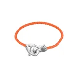 Pulsera de cuero trenzado color naranja con cierre de mosquetón entrelazado bañado en plata.