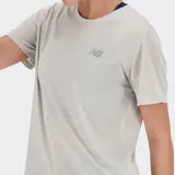 Remera deportiva New Balance de cuello redondo y manga corta, confeccionada en tejido de malla transpirable con tecnología de secado rápido NB ICEx. Presenta un diseño liso en color gris claro con el logotipo de la marca reflectante en el pecho.