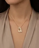 Collar de bronce con dije en forma de la Virgen estilizada, decorado con circonias incrustadas y cadena fina dorada.