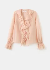 Blusa de seda color rosa pálido con volados frontales, cuello redondo y mangas largas con puños elásticos.
