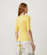 Blusa de punto acanalado de la marca Marfinno, color marfil, con cuello barco y mangas cortas.