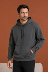 Canguro de felpa color gris oscuro, con capucha ajustable mediante cordones, bolsillo frontal tipo canguro y puños acanalados.