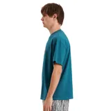 Remera verde con estampa frontal con el logo de la marca Critical Slide.