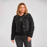 Chaqueta de jean negra con cierre frontal de botones metálicos, bolsillos superiores con solapa y bolsillos laterales. Presenta costuras reforzadas y un diseño clásico de corte ajustado.