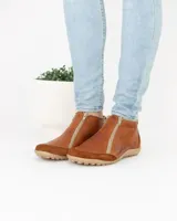 Zapato bajo de cuero negro con puntera redondeada y cierre frontal con cremallera doble.