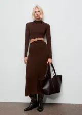 Vestido midi de punto fino color marrón chocolate, con cuello perkins, manga larga y diseño entallado con fruncidos laterales.
