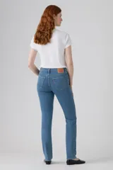 Pantalón de jean de tiro alto, corte recto y color azul claro.