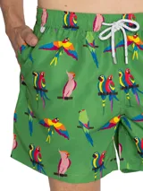 Short de baño de secado rápido con estampado de guacamayos sobre fondo verde. Cuenta con cintura elástica, cordón ajustable, bolsillos laterales y bolsillo trasero.